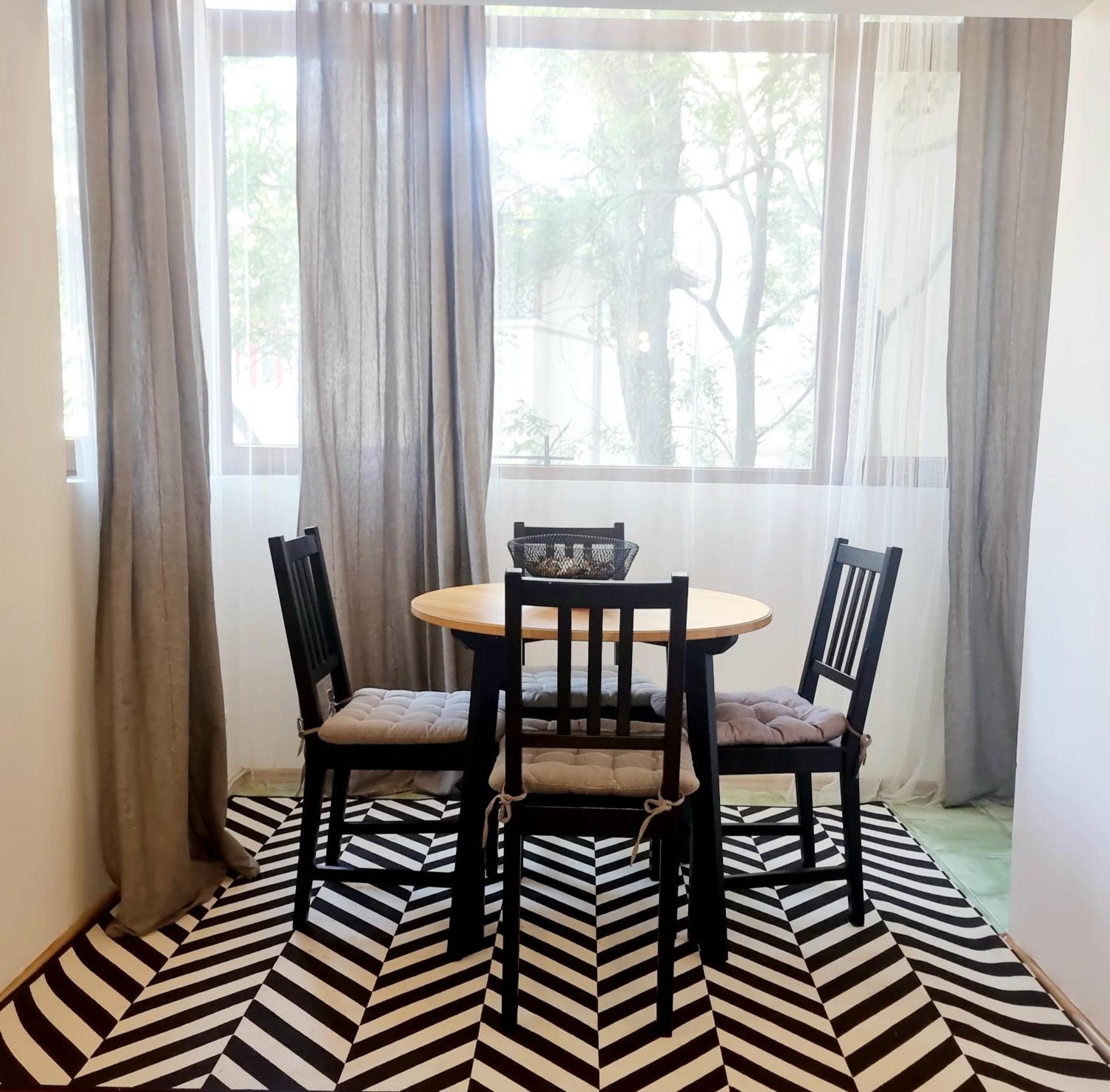 Near Old Town - Chill & Relax - 3Bdr Cozy & Roomy Apartment *